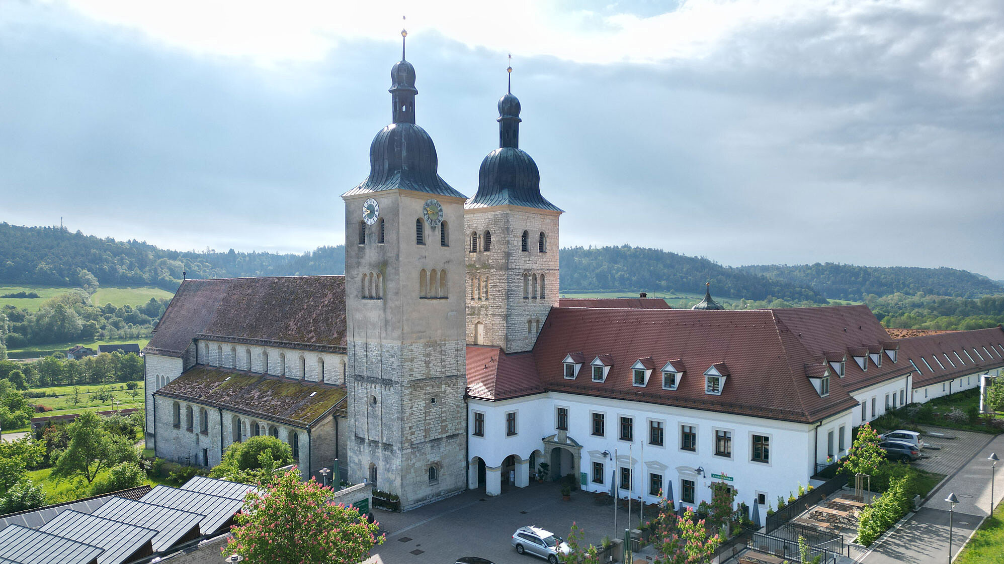 Klostergebäude von Südewesten her mit Türme der Abteikirche und blick auf die Klosterschenke